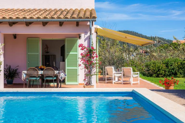 Air-Conditioned Holiday Home by the Sea with Pool, Garden, Terrace & Wi-Fi — photo 2