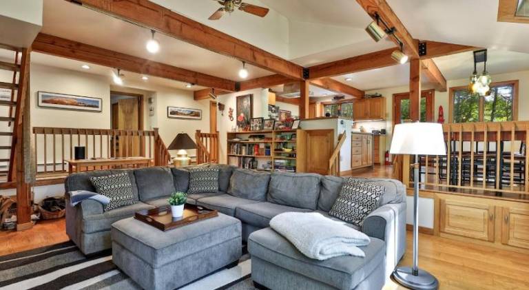 House with hot tub | Pets allowed — photo 3