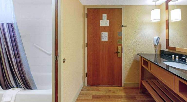 La Quinta Inn & Suites by Wyndham Coral Springs South — photo 5