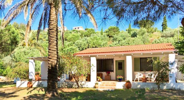 Fully equipped house with grill, yard & patio | Next to the beach | Pets allowed in Aristotelis