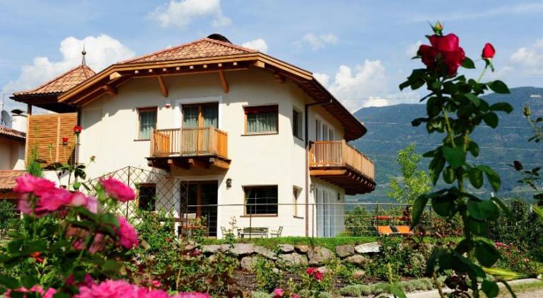 Holiday apartment with yard in Marlengo