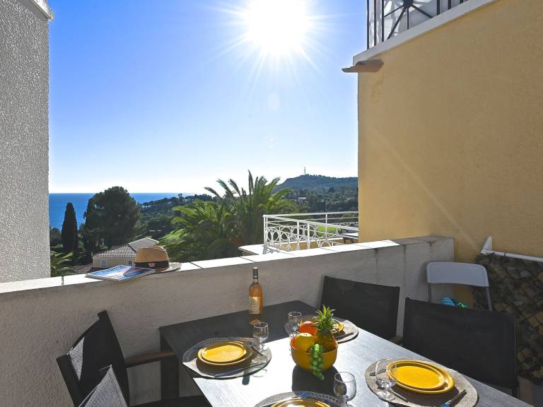 Rental apartment with patio, pool & yard | Sea view — photo 2