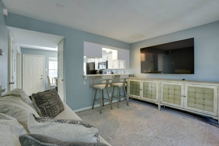 Pets Welcome! Humble Townhome 4 Mi to Airport in Humble, TX