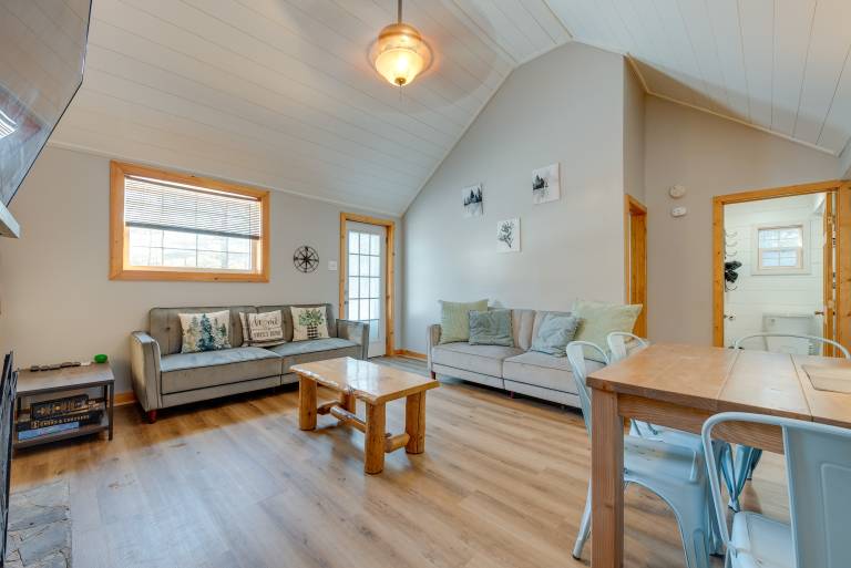 Pocono Couple's Getaway! Cute Cabin on 8 Acres — photo 5