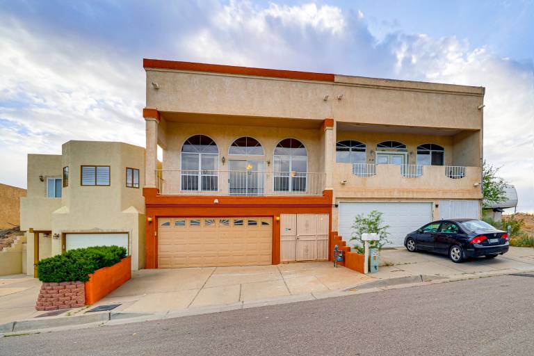 ABQ Townhouse w/ Mtn-View Balcony: Pets Welcome! — photo 3