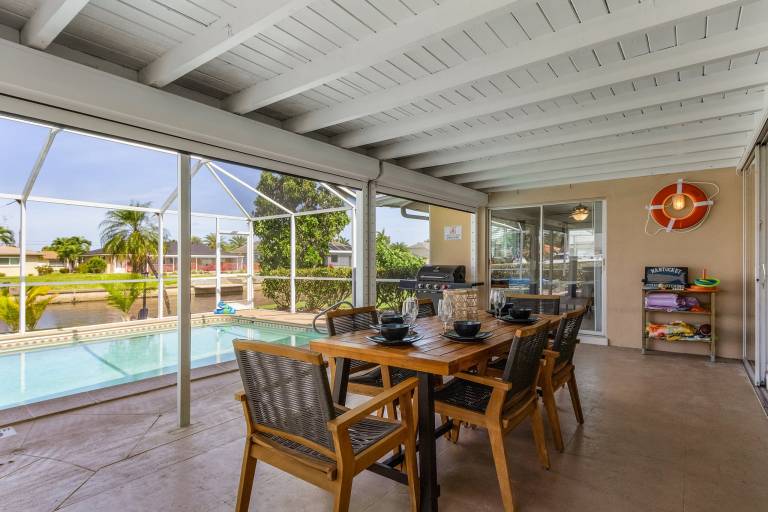 Vacation home with patio, private pool & barbecue | Water view — photo 5