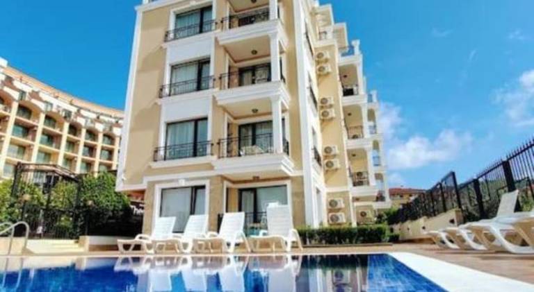 Serviced apartment with terrace & pool in Sveti Vlas