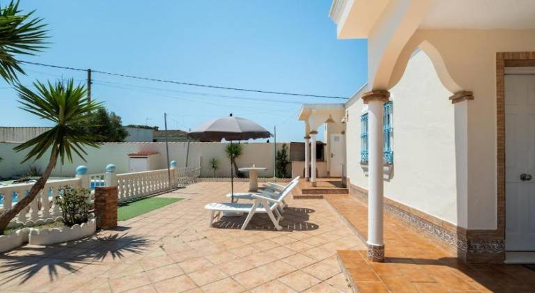 House with pool — photo 3