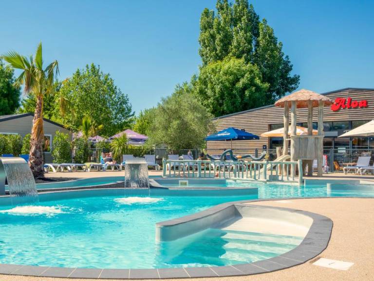 Mobile home with heated pool — photo 3