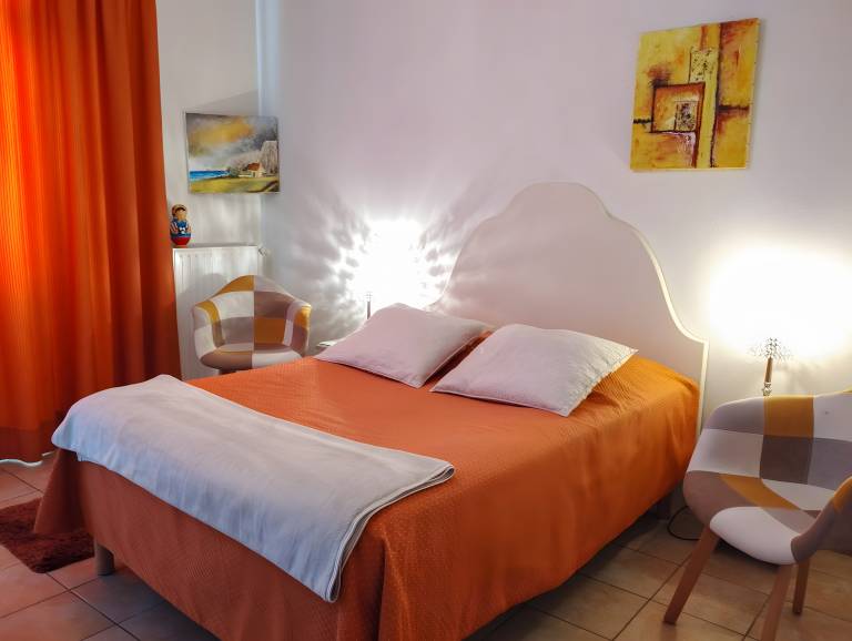 Bed and Breakfast 'Les Malvaux - Chambre Orange' with Shared Pool, Shared Terrace and Wi-Fi — photo 2