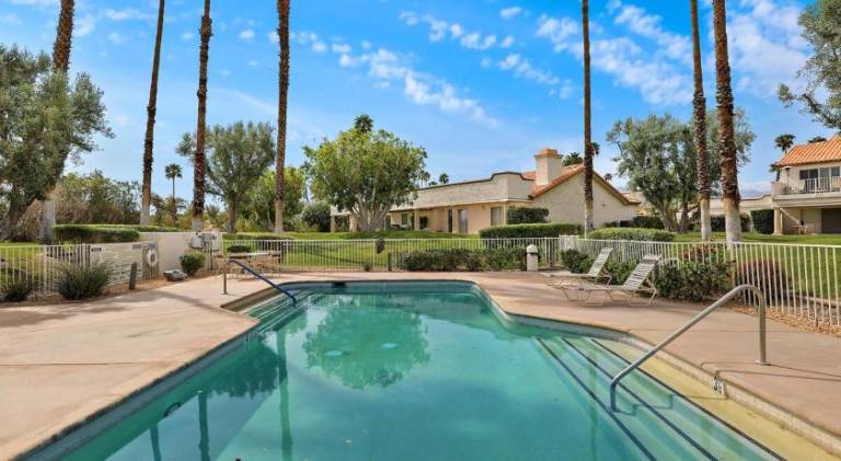 Vacation home with jacuzzi & pool — photo 5