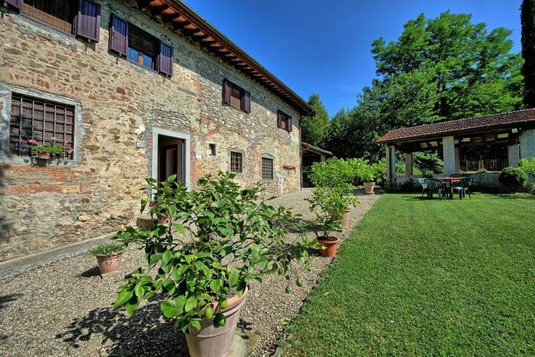 Villa with barbecue, terrace & yard — photo 4