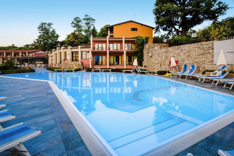Rental apartment with yard, barbecue & pool | Sea view in San Felice del Benaco