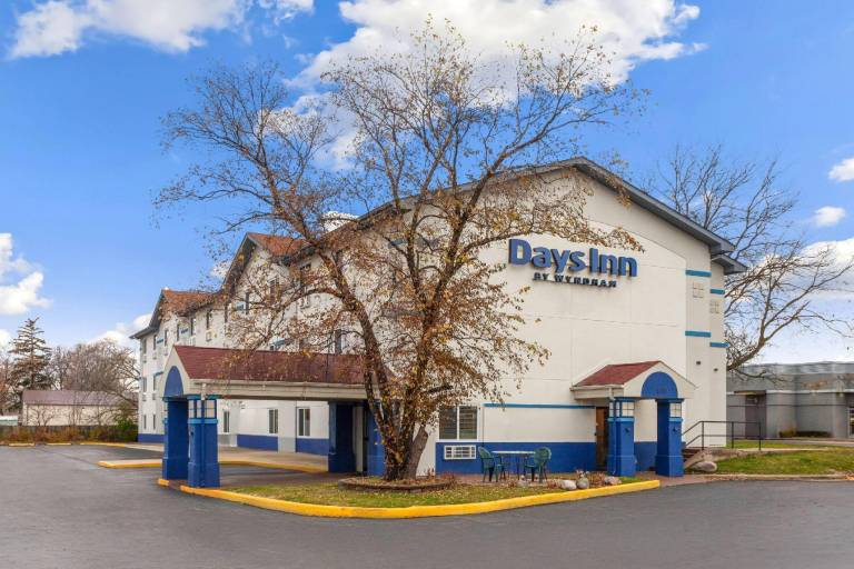 Days Inn by Wyndham Waukegan in Waukegan, IL