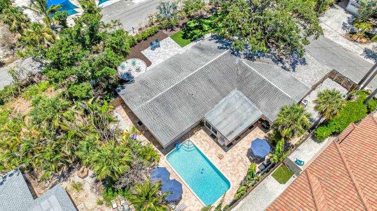 Family-oriented ample vacation home with private pool & BBQ | Close to the beach | Good for workation | Pet-friendly — photo 3