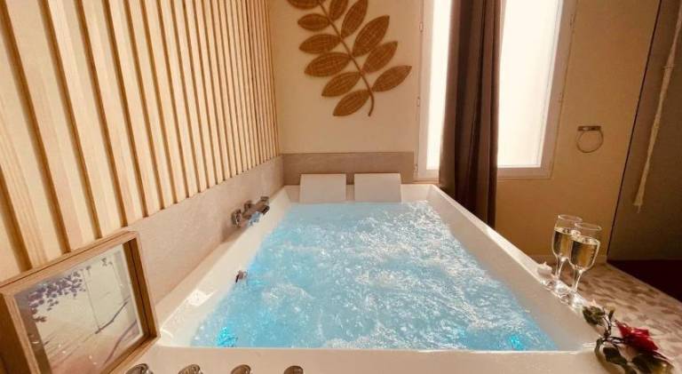 Holiday apartment with jacuzzi in Rouen