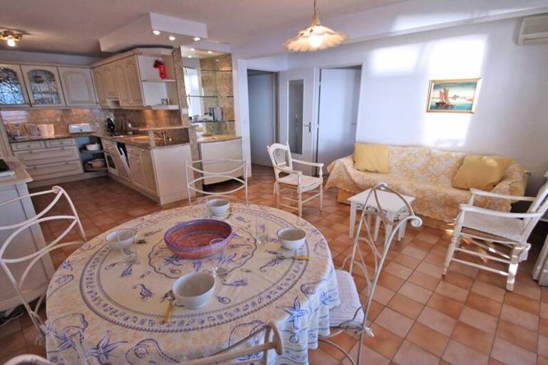 Apartment with patio — photo 5