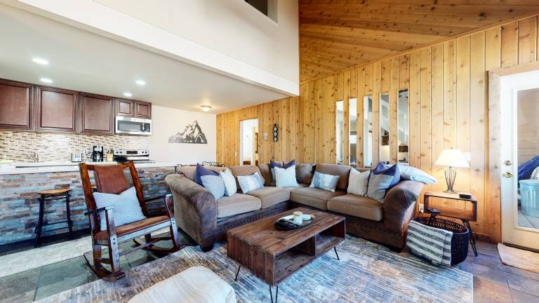 Condo with barbeque, hot tub & terrace — photo 4