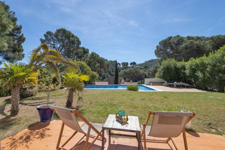 House with pool, garden & grill | Garden view | Pet-friendly — photo 3