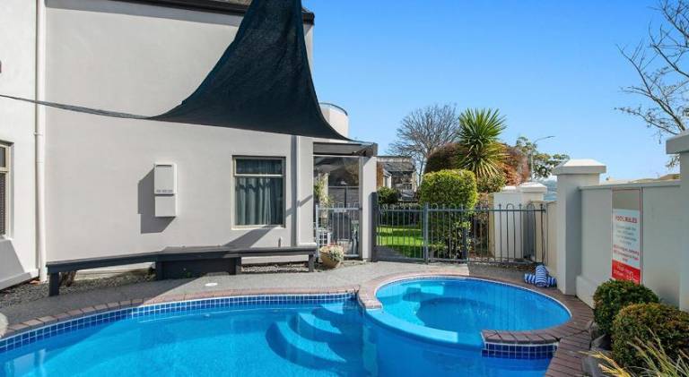 Wonderful holiday apartment with pool | Next to the beach | Pets allowed in Taupo