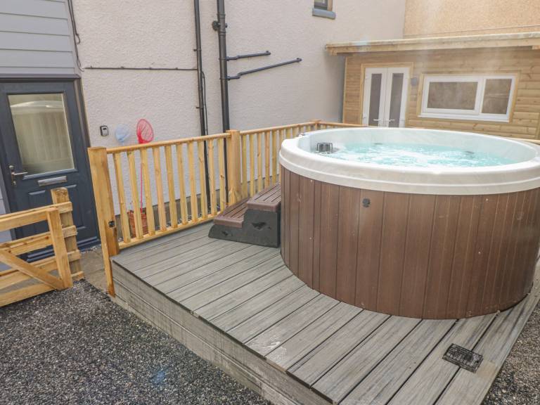 Cottage with jacuzzi & yard | Beach view — photo 3