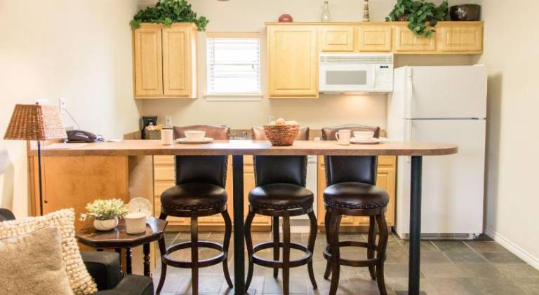 Vineyard Court Designer Suites Hotel — photo 3
