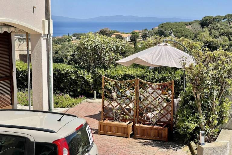 Vacation home with yard — photo 3