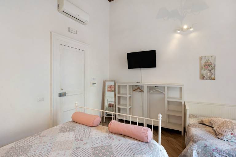 Nice aparthotel with fast internet | Next to Naples Cathedral | Dogs allowed — photo 5