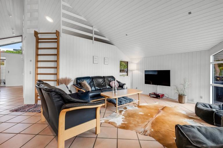 Family-oriented vacation home with hot tub, BBQ & patio | Pet-friendly — photo 2