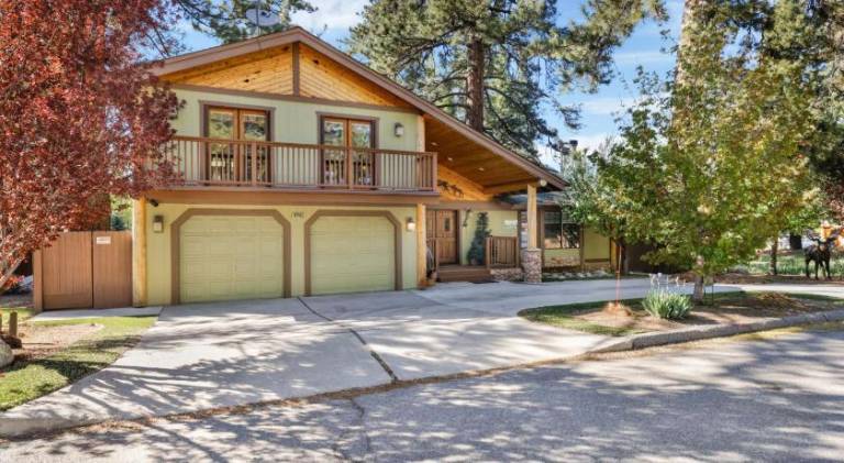 Vacation home with jacuzzi & barbecue in Big Bear Lake, CA
