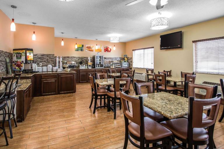 Quality Inn Dubuque on Hwy 20 — photo 4