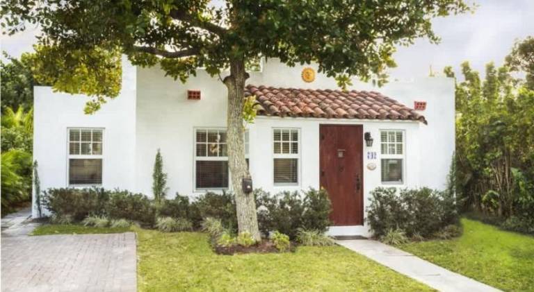Beautiful house with pool | Pet-friendly in West Palm Beach, FL