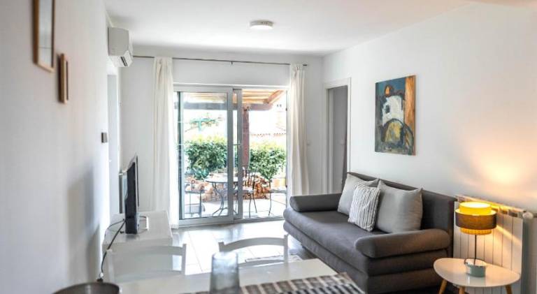 Apartment with yard & terrace — photo 2