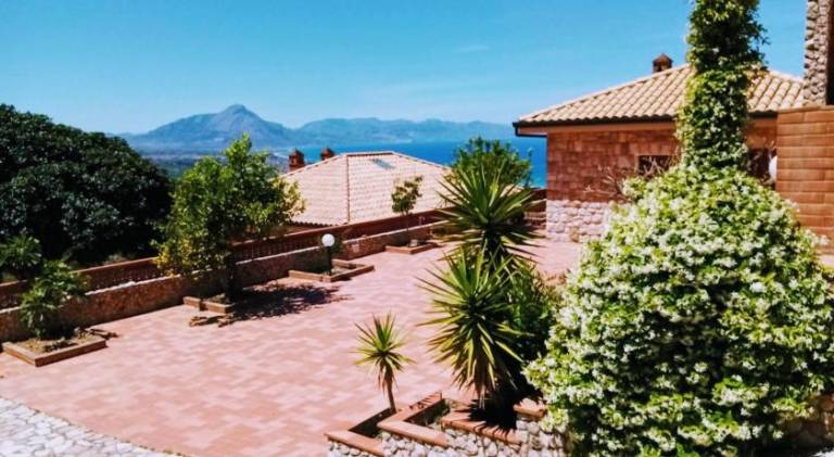 Villa with garden, barbeque & pool | Good for workation — photo 4