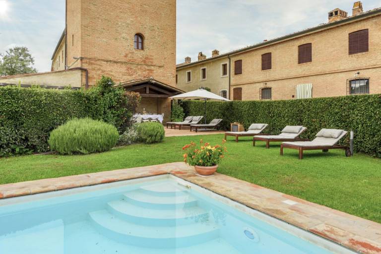 Villa with yard, grill & private pool — photo 3