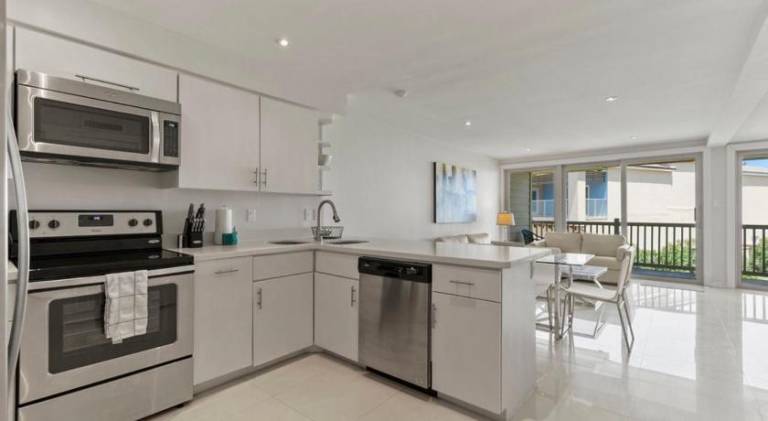 Ocean Breeze Retreat 2bed 2bath, Heated Pool! — photo 4