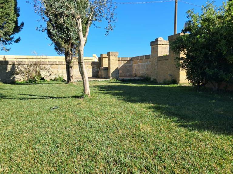 Villa with garden — photo 5