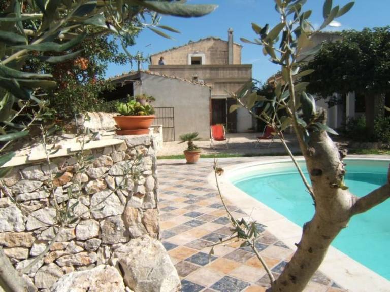 Vacation home with garden, private pool & barbecue — photo 2