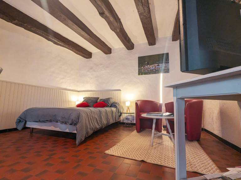 "Charming Lakeside Ground-Floor Cottage in Berry with Inclusive Amenities & Private Parking" — photo 3