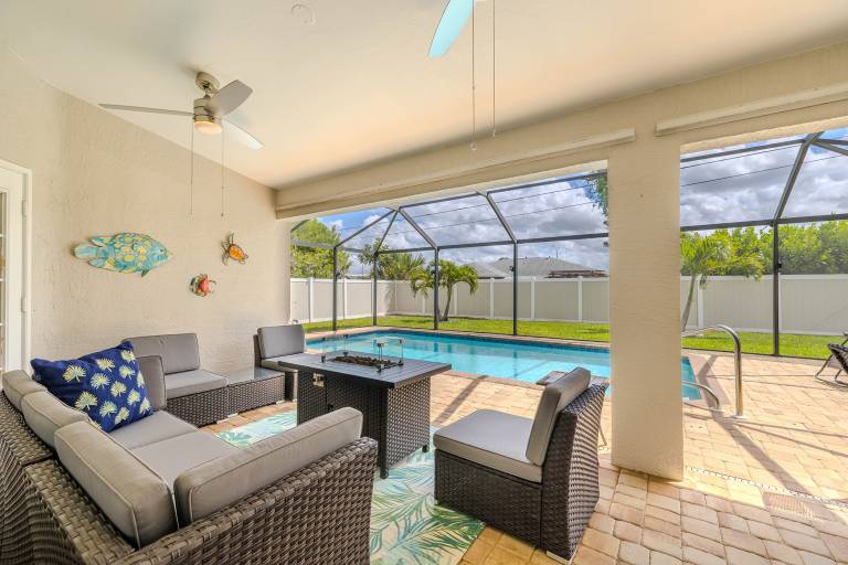 Bring your dogs and enjoy the charm of this home! 3 be- 2ba in SE Cape Coral — photo 4