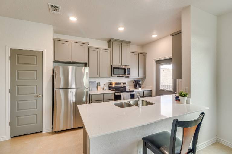 2 Mi to Dtwn Dining! Pet-Friendly Temple Townhome — photo 2