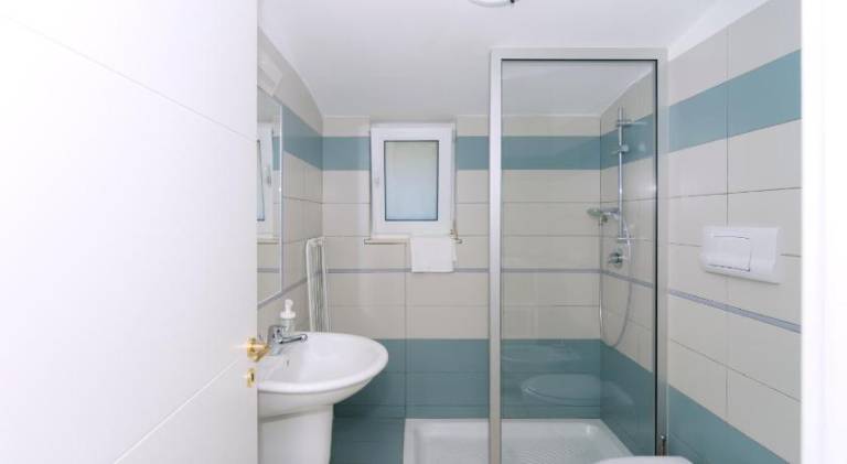 Serviced apartment with patio, pool & yard — photo 2