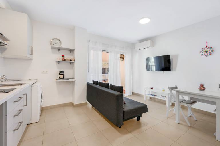 Apartment 'Beachfront Estepona Center' with Sea View, Wi-Fi and Air Conditioning — photo 4