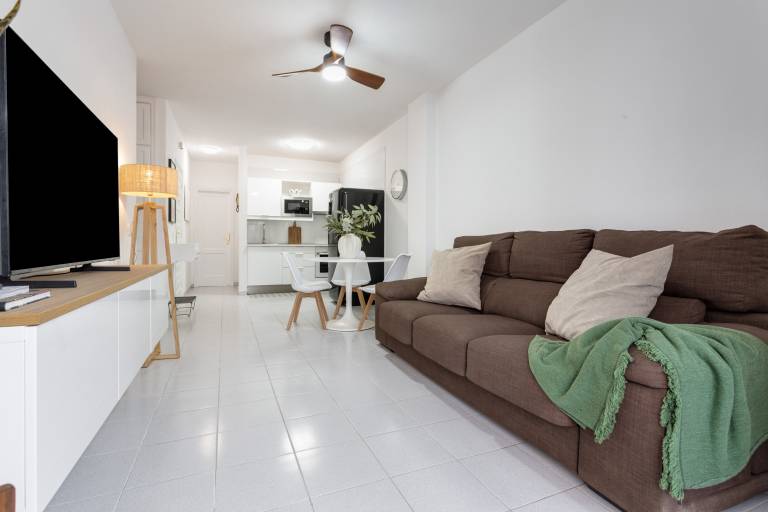 Holiday apartment with fast internet & terrace | City view — photo 4