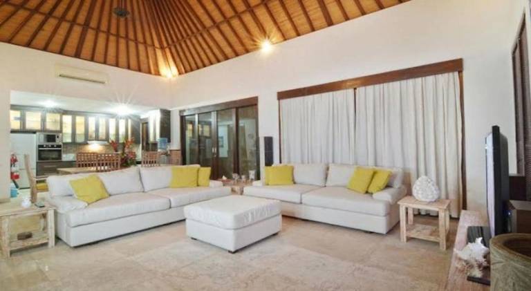 Villa with terrace, private pool & garden — photo 4