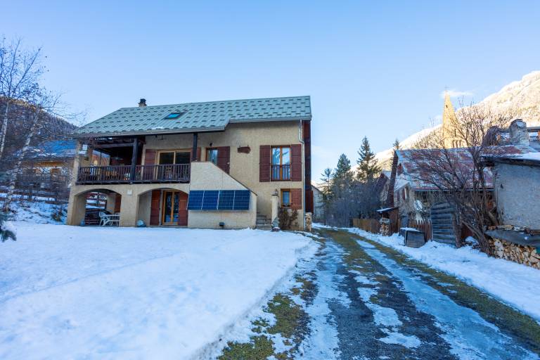 Family-oriented beautiful apartment with garden, patio & grill | Mountain view | Perfect for remote work | Pets allowed in Briançon
