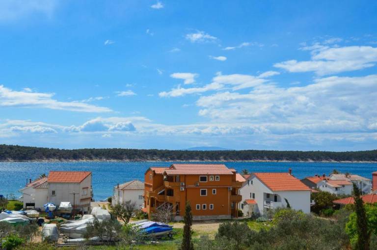 Apartment with yard, patio & grill | Sea view — photo 2
