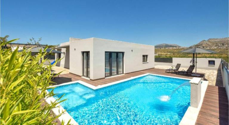 Nice house with pool & jacuzzi | Dogs allowed in Podstrana