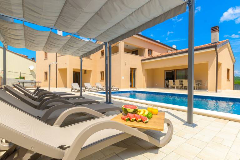 Fully equipped spacious villa with patio, pool & BBQ | Pet-friendly — photo 2