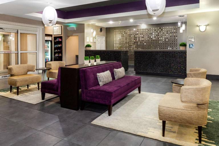 La Quinta Inn & Suites by Wyndham Laredo Airport — photo 4